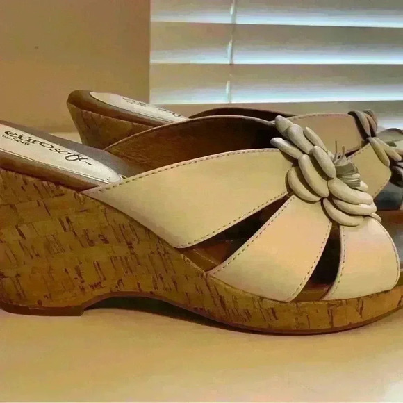 Eurosoft by Sofft Fairley White Wedges Slip on Sandals Faux Leather Flower 11 - Picture 7 of 7